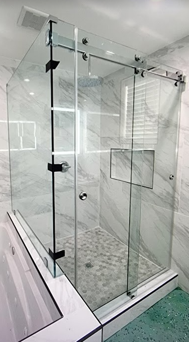 This Cambridge bypassing slider includes an inline panel and a return panel on a tub deck.