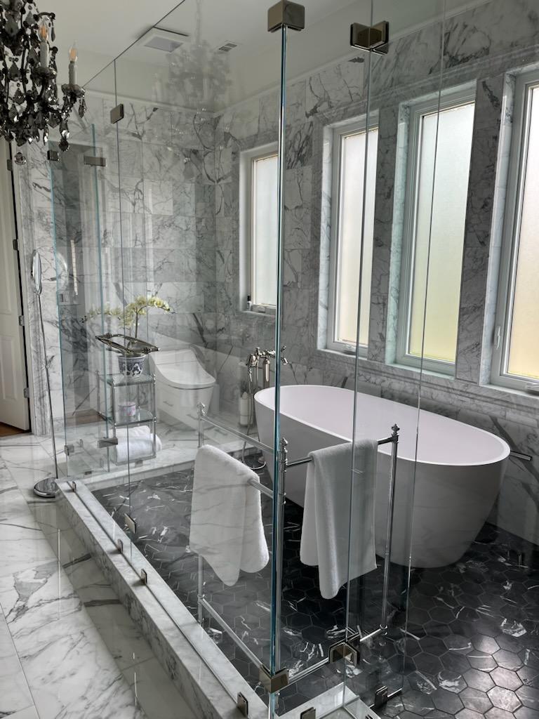 This is the same floating shower screen from another angle. Here, you can really see the towel bar and the structure/shape of the shower room.